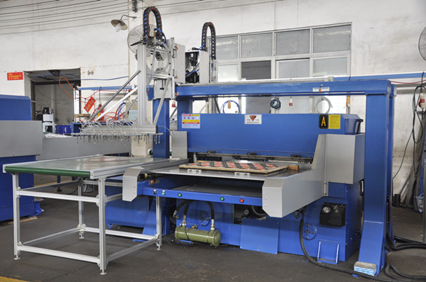 cutting press for plastic blister packaging